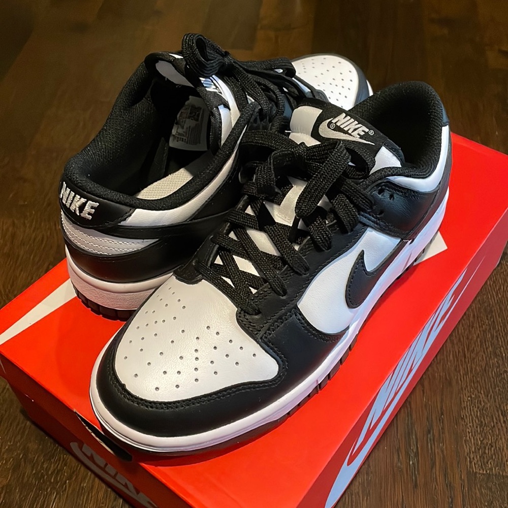 Nike Dunk Low ‘Panda’ Unisex Sneakers Women’s size 8